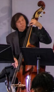 Phil Ravita performing